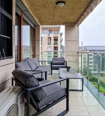 Apartment Stylish 2br With Terrace & Garage Parking *