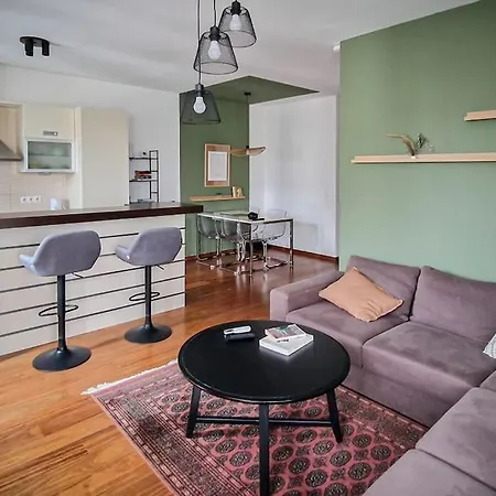 Apartment Stylish 2br With Terrace & Garage Parking *