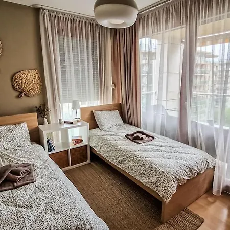 Stylish 2br With Terrace & Garage Parking דירה *